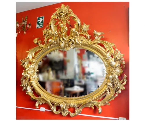 Espejo ovalado de madera dorada