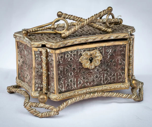 9792 Cofre en bronce y cuero.