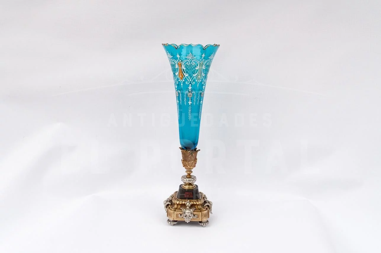 Florero de cristal azul pintado a mano con base de bronce