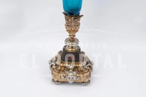 Florero de cristal azul pintado a mano con base de bronce | 2