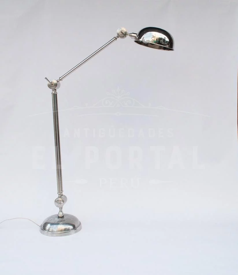 Lámpara cromada de pie de origen italiano - Image 2