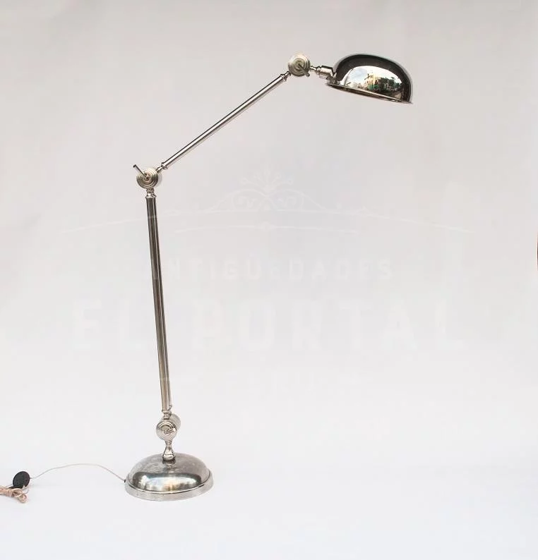 Lámpara cromada de pie de origen italiano