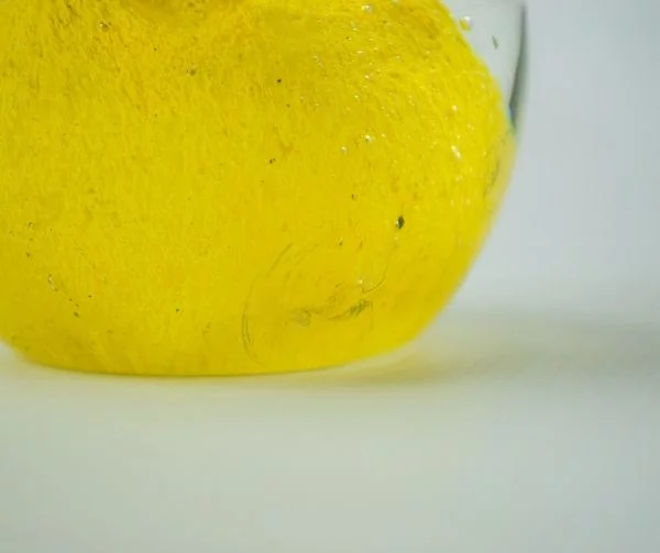 Pisa papel en color amarillo - Image 2