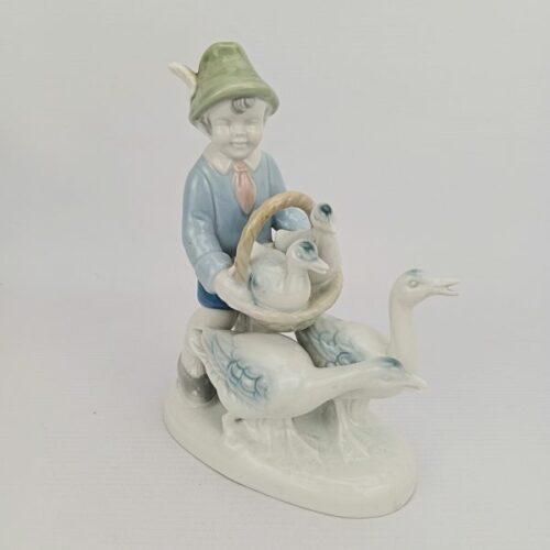 Figura de porcelana Bavaria de niño con gansos | 1