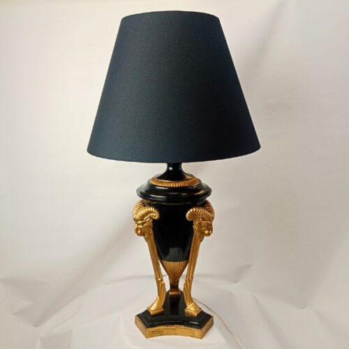 Lámpara de Mesa Estilo Clásico con Detalles Dorados y Pantalla Negra – 79 cm de Alto