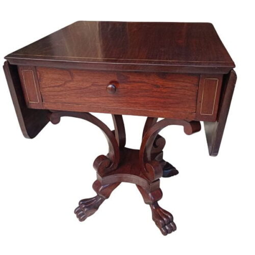 Mesa de madera con tablero abatible y cajón – estilo clásico