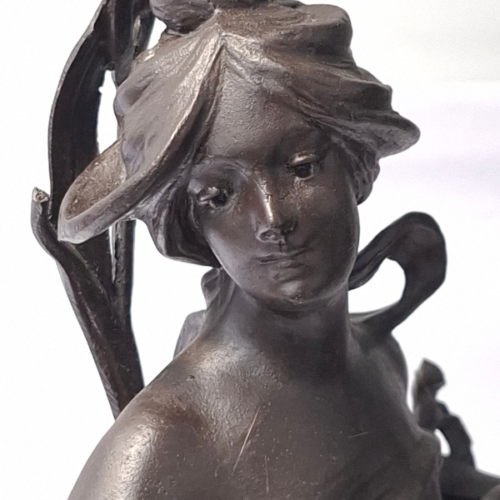 Dama de peltre con base de mármol