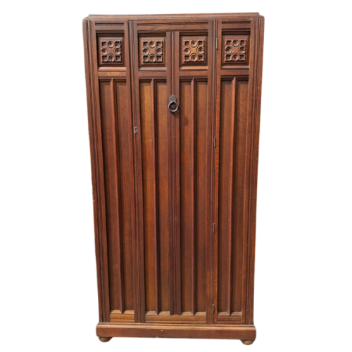 Ropero de roble estilo Tudor Jacobeo