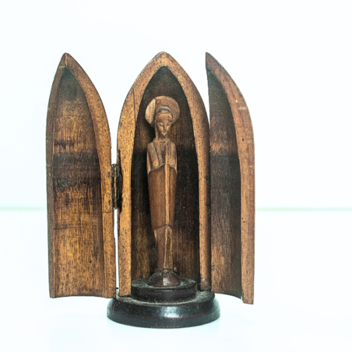 Capilla de viaje de madera con Virgen María tallada