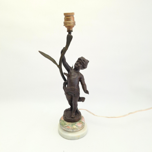 Lámpara de mesa Belle Époque con putto en peltre