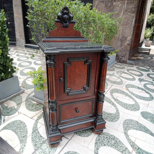 Mesa de noche de estilo inglés en madera enchapada y mármol verde